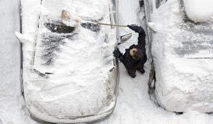 Po Sloveniji veliko novega snega, številne ceste ostajajo težko prevozne (VIDEO)