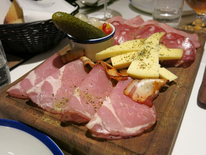 Narezek z vratovino, šunko, salamo, panceto in sirom ... | Foto: Miha First