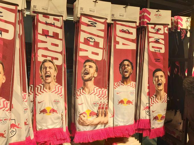 Med najbolj prodajanimi izdelki v klubski trgovini RB Leipzig so tudi tisti, ki so povezani z Benjaminom Šeškom. | Foto: R. P.