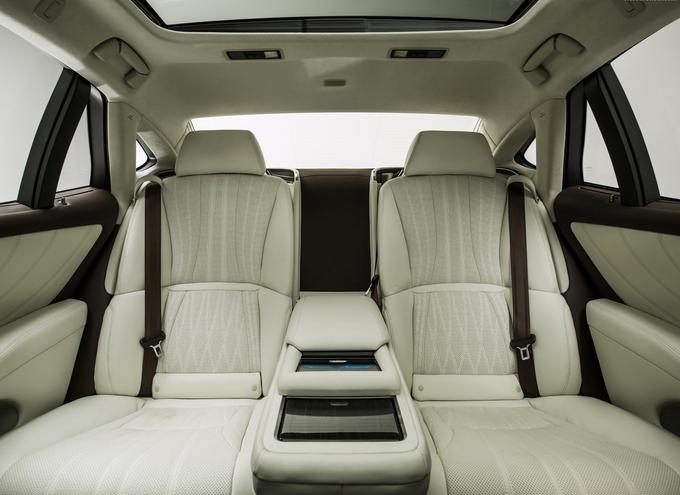 Ogrevani in klimatizirani sedeži s prezračevanjem in masažo so električno nastavljivi v 28 smereh, zadnji sedeži pa omogočajo 48-stopinjski naklon za udobno, polležeče počivanje VIP-potnikov. | Foto: Lexus