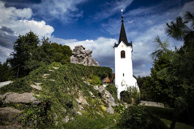V bližini koče stoji cerkev sv. Miklavža, ki se v zgodovinskih arhivih prvič omenja že daljnega leta 1250. | Foto: Ana Kovač