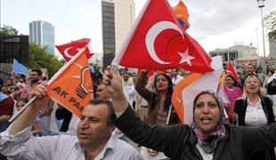 Po prvih podatkih na volitvah v Turčiji pričakovano vodi AKP
