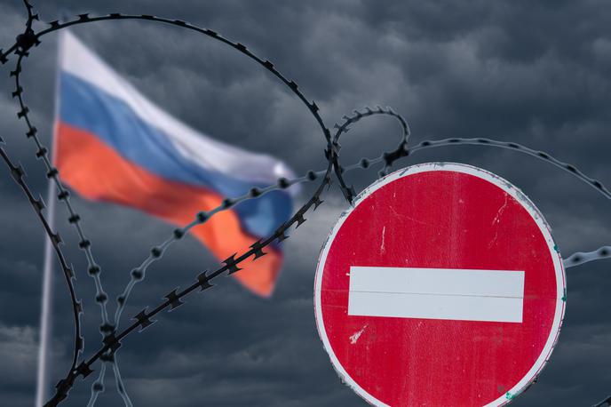 Rusija, EU, ruska zastava | Rusija je takoj po izgonu svojega diplomata napovedala povračilne ukrepe, ki jih je Slovenija prejšnji teden že doživela v obliki ruskih hekerskih napadov. | Foto Shutterstock