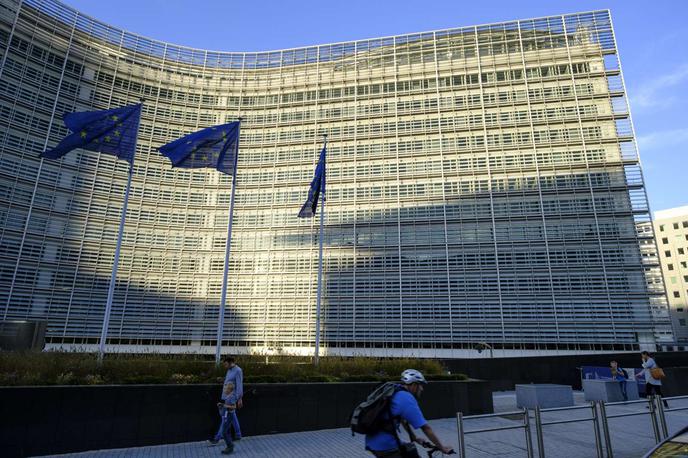 Bruselj | Slovenija in druge članice imajo zdaj na voljo dva meseca, da odgovorijo na uradne opomine in zaključijo prenos direktiv. V nasprotnem primeru lahko komisija nadaljuje postopke za ugotavljanje kršitev prava EU ter jim izda drugi opomin oziroma obrazloženo mnenje. Na koncu pa lahko zadevo predloži tudi Sodišču EU. | Foto STA