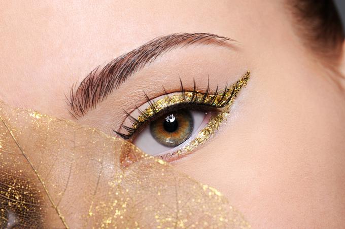 Zlato črtalo za oči je obvezen lepotni pripomoček letošnjega decembra. | Foto: Thinkstock