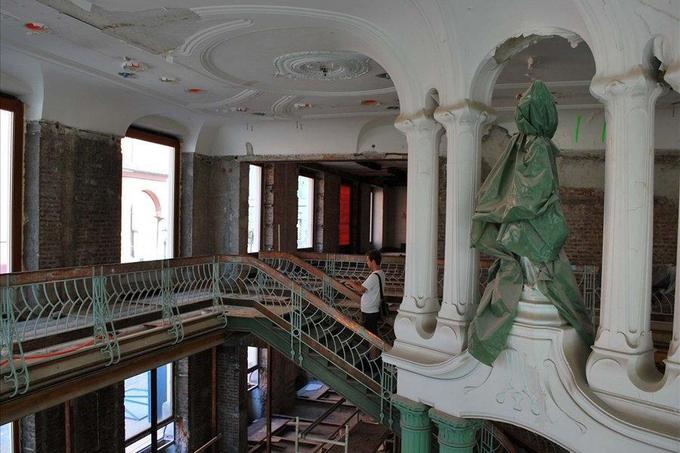 Ko so leta 2007 začeli s prenovo in konzervatorskimi deli je bil najbolj ohranjen prav ta osrednji prostor s stopniščem, kjer je bilo tudi originalno pohištvo, luči in jedkana stekla. | Foto: 