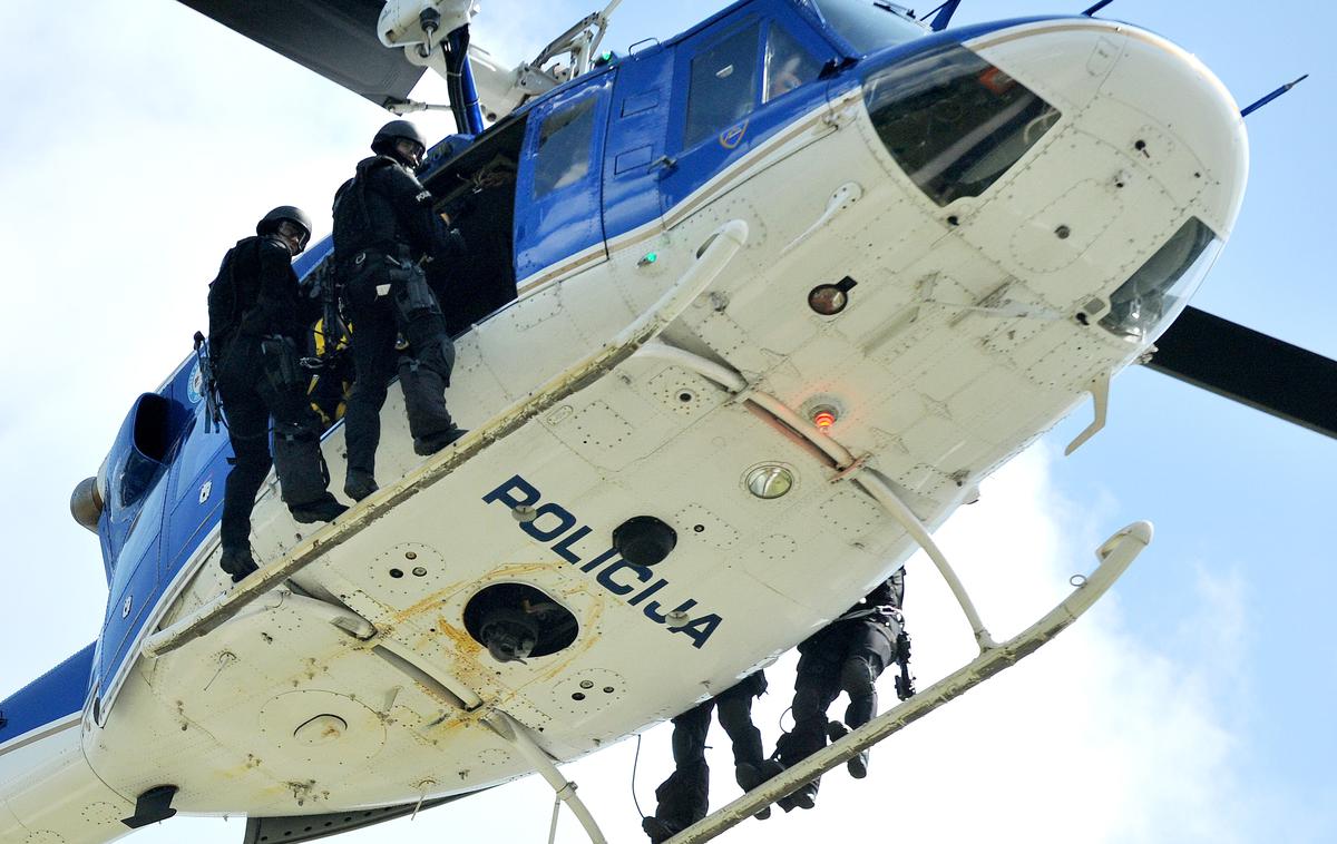 policija, helikopter | Na Obali so od srede pogrešano domačinko našli mrtvo.  | Foto STA