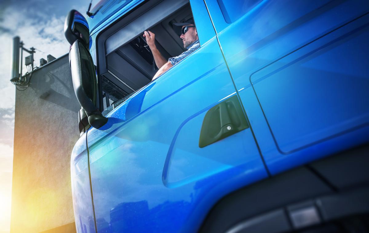 voznik tovornjak | Na primorski avtocesti bo prehitevanje težkim tovornjakom dovoljeno le na odsekih, kjer so trije vozni pasovi, je pojasnil minister za infrastrukturo Jernej Vrtovec.