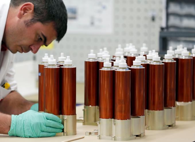 Kljub razvoju različnih tehnologij so trenutno litij-ionske baterije še vedno edina logična izbira za vgradnjo v električne avtomobile. | Foto: Reuters