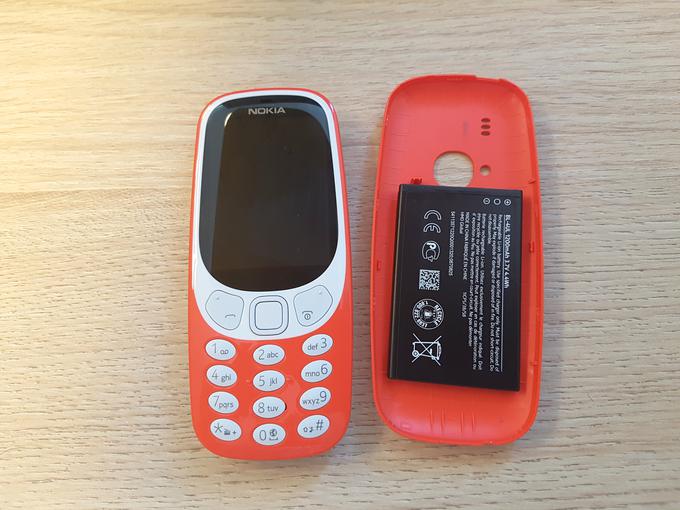 Nokia 3310 (spet) ponuja preprosto zamenjavo akumulatorja - dobrota, ki smo se ji preveč zlahka odpovedali glede na to, kako nam lahko marsikdaj pride prav. | Foto: Srdjan Cvjetović
