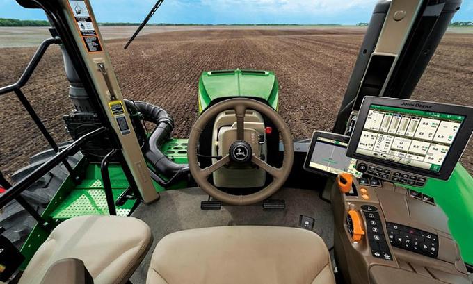 Sick Codes je prelisičil traktor, da je prek zaslona na dotik dovolil uporabniku dostop do vseh funkcij traktorja. | Foto: John Deere
