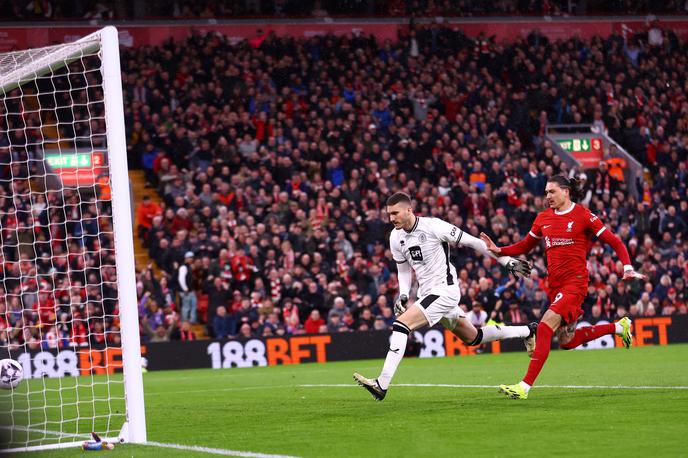 Liverpool | Darwin Nunez je izkoristil napako Iva Grbića in popeljal Liverpool v vodstvo. Dalmatinec je skušal izbiti žogo globoko v polje, a je Urugvajec nastavil nogo, nato pa se je žoga odbila v mrežo. | Foto Reuters
