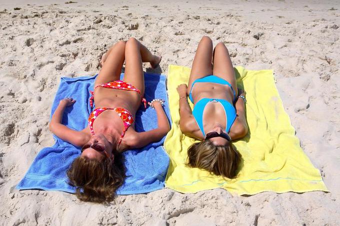 Dopustniki bodo tesnobno poležavanje na plažah, ki se omenjajo kot morebitne tarče teroristov, raje zamenjali za manj nevarne destinacije. | Foto: Thinkstock