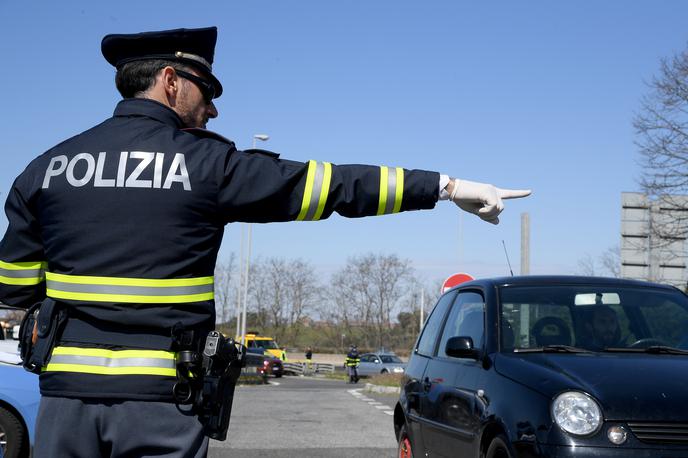 Torino umor policija | Vozilo je glede na navedbe očividcev, ki jih navaja Ansa, pripadalo materi, ki je ravno prišla po otroka. | Foto Reuters