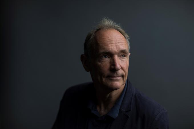 Tim Berners-Lee, ki velja za enega najbolj "kompletnih" računalniških strokovnjakov na svetu, je temelje svetovnega spleta zasnoval že leta 1989, toda javnosti ga je CERN, kjer je delal, odprl šele dve leti pozneje.  | Foto: Reuters
