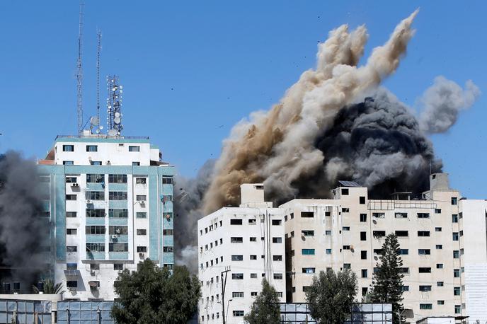 Izraelski napad na stolpnico v Gazi | Izraelske letalske rakete so zadele stavbo v Gazi. | Foto Reuters