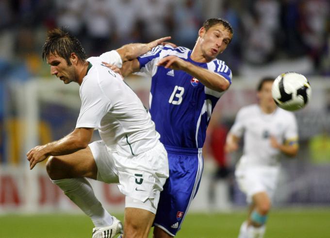 Slovenski kapetan Boštjan Cesar ima ogromno izkušenj s tekem proti Slovaški. Tako se je leta 2008 boril za žogo s Filipom Hološkom. | Foto: Reuters