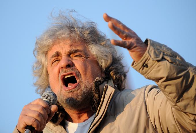 Gibanje pet zvezdic, ki ga vodi politik in komik Beppe Grillo, je najprej zagovarjalo samo izstop Italije iz evroobmočja, zdaj pa po zgledu brexita tudi izstop iz EU. Gibanje pet zvezdic zahteva, da se v Italiji razpiše referendum o izstopu iz EU. | Foto: Reuters