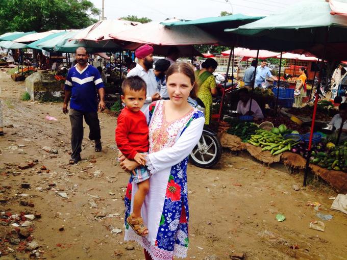 S sinom na tržnici v Indiji | Foto: osebni arhiv/Lana Kokl