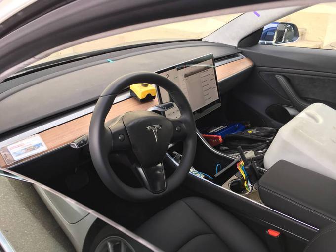 Predserijski avtomobil ima še gumb za izklop elektrike v nujnem primeru. (Foto: Reddit/inamachineshop) | Foto: 