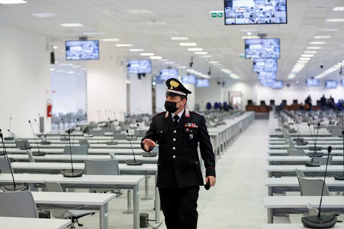 Sojenje mafijcem v Italiji | Mafijski megaproces bo potekal v nekdanjem telefonskem centru, ki so ga spremenili v skrbno varovano sodno dvorano. | Foto Reuters