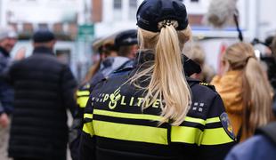 Burna razprava zaradi seksi policistke v uniformi: si je dovolila preveč? #foto 