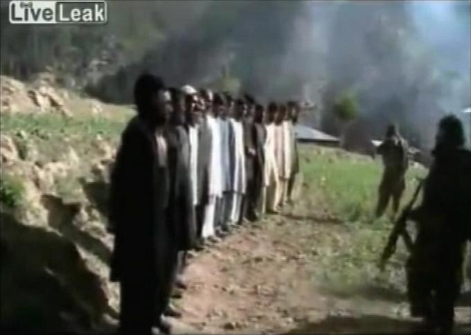 Videoposnetki, ki so bili naloženi na spletno stran LiveLeak, so pogosto zaokrožili po spletu. Prepoznati jih je bilo mogoče po značilnem vodnem žigu z napisom LiveLeak. Ta je iz leta 2011, prikazoval pa je usmrtitev trinajstih pripadnikov pakistanske policije s strani Talibanov.  | Foto: Reuters