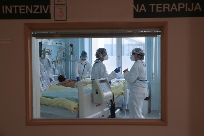O tem, koliko ljudi je umrlo neposredno zaradi okužbe z virusom sars-cov-2 in koliko zaradi posrednih posledic pandemije, za zdaj ni. "Študije iz več držav, med drugim Švedske in Nizozemske, pa jasno kažejo, da je bil covid-19 neposreden vzrok za večino presežnih smrtnih primerov," je še pojasnil vodja raziskave Wang. | Foto: Reuters