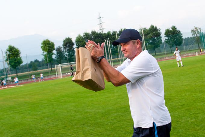 Nekdanji slovenski selektor se je zahvalil kranjskemu občinstvu za prisrčen aplavz. Ni kaj, Mariborčan, najbolj oboževan Slovenec na Hrvaškem, je zelo spoštovan in priljubljen tudi v domovini. | Foto: Matic Klanšek Velej/Sportida