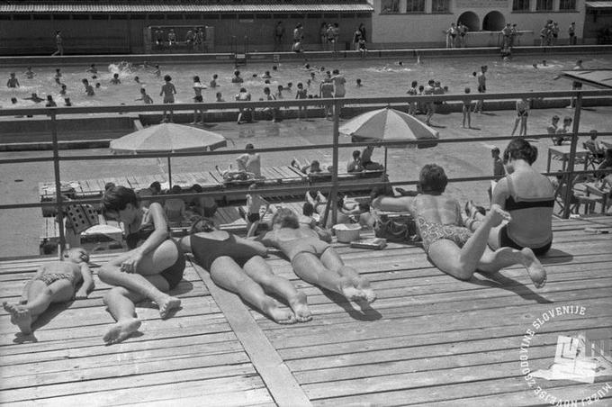 V petdesetih letih prejšnjega stoletja je veljalo, da so na bazenu trije zdravniki: voda, zrak in sonce. | Foto: Marjan Ciglič, hrani: MNZS
