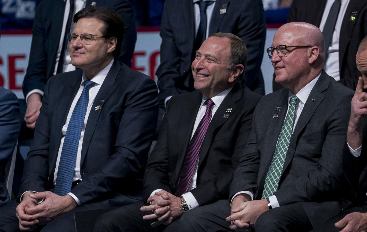 Gary Bettman | Gary Bettman (v sredini) je v enem od pogovorov omenil, da bi se prihodnja sezona lige NHL začela z zamikom. | Foto Reuters