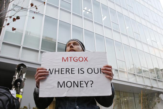 "Mt. Gox, kje je naš denar?" Tako so februarja 2014 pred sedežem borze Mt. Gox v Tokiu protestirali številni vlagatelji. Večina denarja ni dobila nazaj. | Foto: 