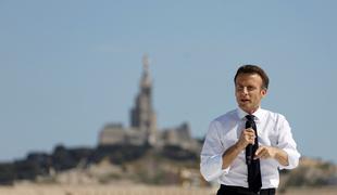 Macron za zmago na volitvah odpel gumbe na srajci