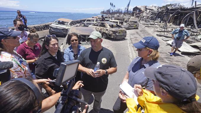 Zaradi požarov na otoku Maui je bilo uničenih ali poškodovanih približno 2.200 zgradb, je dejal guverner Havajev Josh Green (v sredini), izgube pa se približujejo ocenjenim petim in pol milijardam evrov. | Foto: Guliverimage