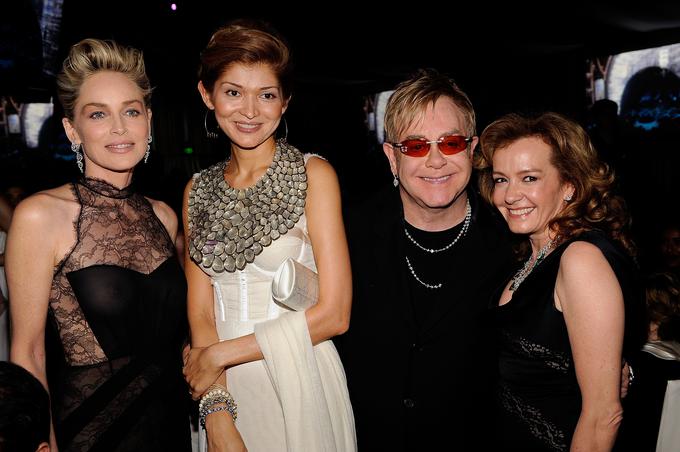 Karimova se je rada družila s svetovnimi zvezdniki, kot sta ameriška igralka Sharon Stone in britanski glasbenik Elton John. | Foto: Getty Images