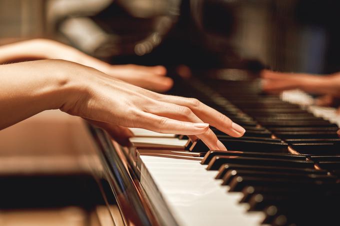 Namesto glasne glasbe z besedilom raje izberite tišjo instrumentalno glasbo.  | Foto: Getty Images