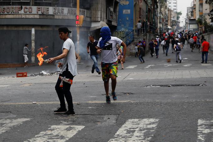 V zadnjem mesecu se je v Venezueli poslabšala oskrba s pitno vodo. Zaradi nedelujočih hladilnikov se je pokvarila tudi hrana.  | Foto: Reuters