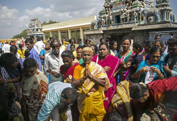 Večina Indijcev je hindujske vere. Iz nje izvira tudi njihovo prepričanje, da se vse zgodi z namenom." | Foto: Getty Images