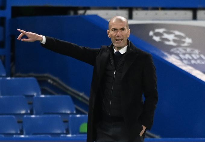 Zinedine Zidane je nemočno opazoval predstavo svojih varovancev. | Foto: Reuters
