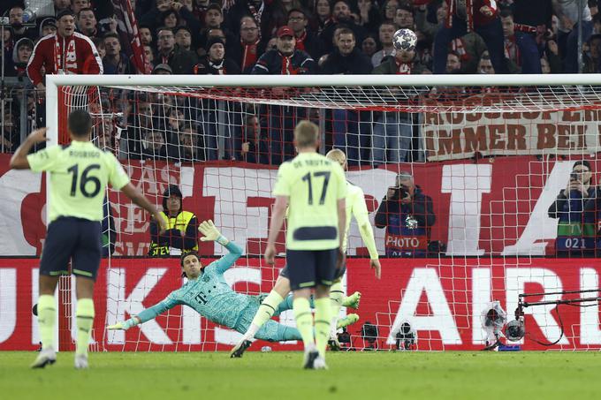 Haaland je strel z bele točke poslal nad gol Bayerna. | Foto: Reuters