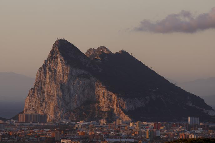Gibraltar | Gibraltar je čezmorsko ozemlje Združenega kraljestva in Severne Irske, ki ga obkroža špansko ozemlje. Ima velik strateški pomen, saj Gibraltarska ožina povezuje Evropo in Afriko. | Foto Getty Images