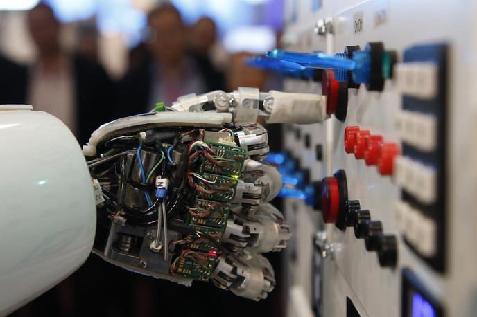 robot umetna inteligenca | Od tega, da bi bili roboti sposobni v celoti nadomestiti človeka, smo zelo, zelo daleč, pravi Mark Torr. | Foto Reuters