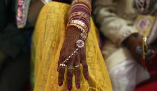 Jezna indijska nevesta v zakon kar z enim od svatov