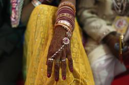 Jezna indijska nevesta v zakon kar z enim od svatov