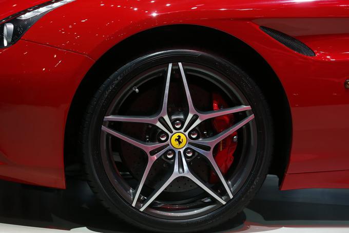 Spiegel danes vozi avtomobil znamke Ferrari. Kupil si ga je junija 2015, ko je njegov Snapchat od več vlagateljev prejel 200 milijonov ameriških dolarjev finančne injekcije. | Foto: Reuters
