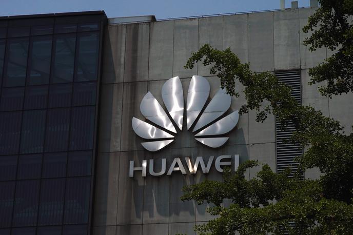 Honor, Huawei | Huawei bi z morebitno dokončno izgubo dostopa do storitev, za katere licenčnino trenutno plačuje Googlu, izgubil ogromno. Brez Googlovega Androida in aplikacij bi bil namreč prisiljen v razvoj lastnega ekosistema za pametne telefone, to pa je nekaj, kar se je v preteklosti že izkazalo za izredno težko. Na Huaweievo srečo se sicer že šušlja, da bo vlada ZDA določenim podjetjem odobrila dovoljenje, da bodo lahko še naprej trgovala s kitajsko družbo. | Foto Reuters