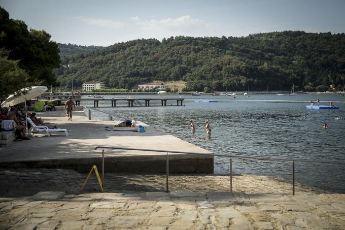 Ker je mestna plaža v Strunjanu sredi zavarovanega območja, je tudi temu primerno mirnejša. | Foto: Ana Kovač