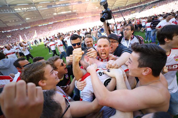 VfB Stuttgart je nekdanji nemški velikan, v katerem je pred desetletji blestel tudi slovenski selektor Srečko Katanec. Klub je bil ustanovljen leta 1893, igra na velikem štadionu Mercedes-Arena (60.469 sedežev), petkrat je bil nemški prvak, nastopal tudi v ligi prvakov, pred 28 leti izgubil v finalu pokala Uefa, pred 19 leti pa v finalu pokala pokalnih zmagovalcev. Leta 2016 je izpadel v drugo nemško ligo, a se hitro vrnil. Bil je najboljši v drugi nemški ligi in dokazal, da je krizno obdobje že za njim. Navijači Rdečih oziroma Švabov po naslovu drugoligaških prvakov niso skrivali sreče. | Foto: Reuters