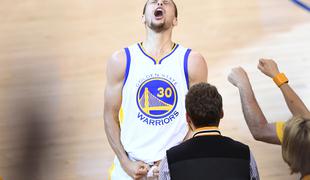 Curry se je strgal z verige, ko ga je ekipa najbolj potrebovala (video)