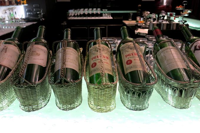 V portoroškem hotelu Kempinski Palace ponosno razstavljajo dokaze, da imajo tudi goste, ki naročajo najdražje steklenice na svetu. | Foto: Miha First